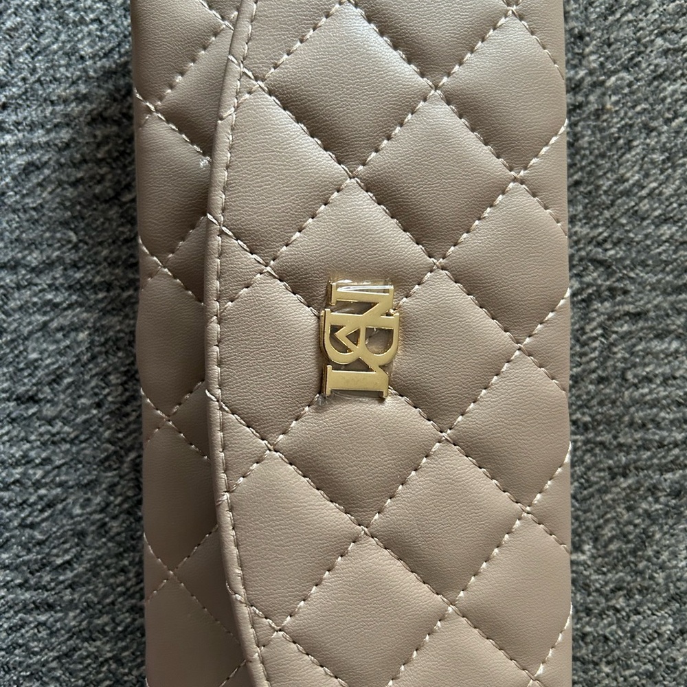 NWT Badgley Mischka Cream Quilted Wallet with Elegant Design Retail $49